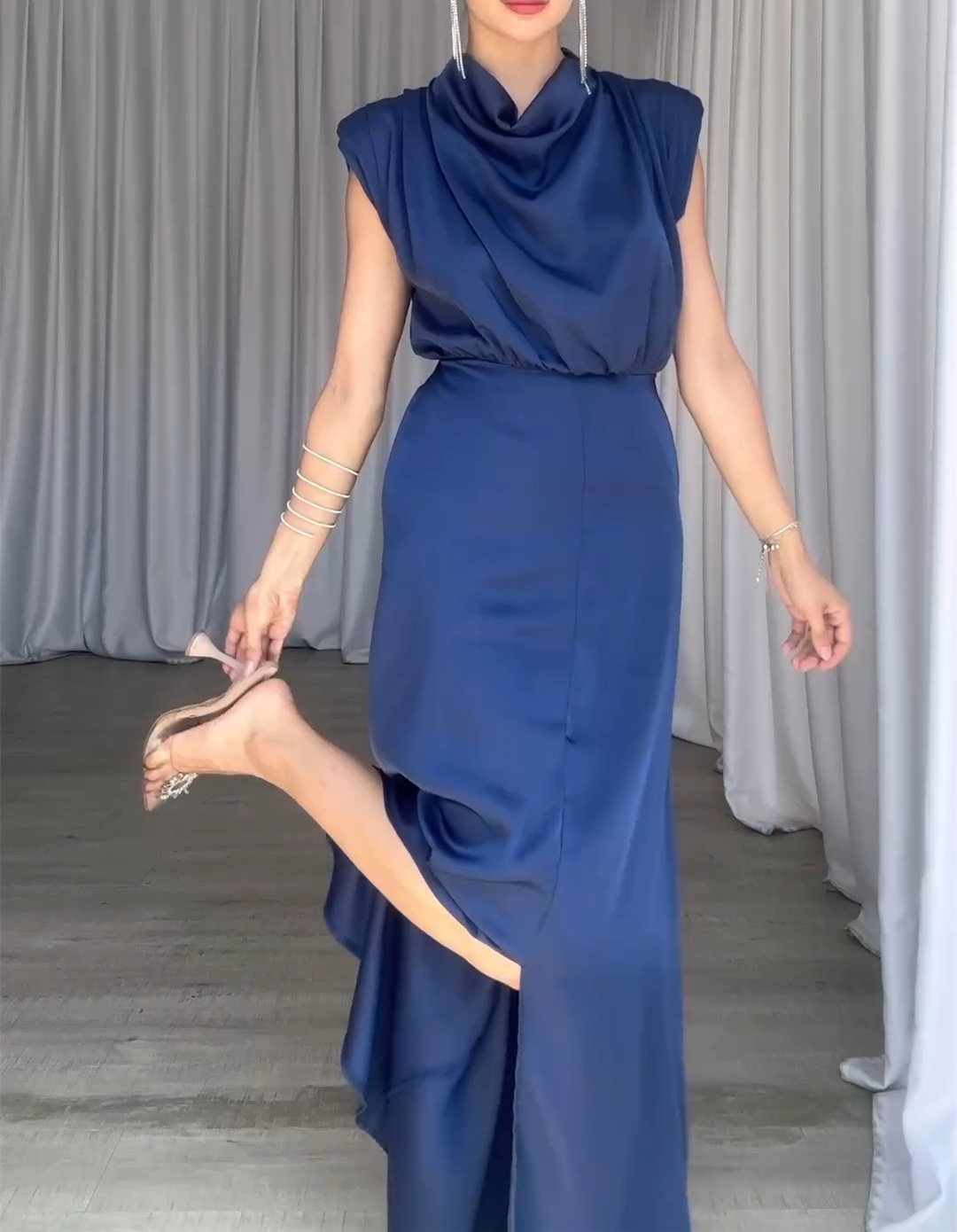 Sleeveless Blue and Black Solid Color Collar Maxi Dress